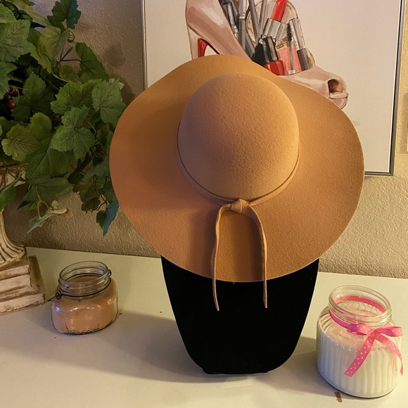 Beige beach hat - Picture 2 of 5